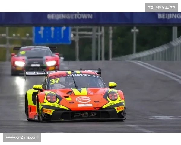 雨战北京公开赛，车手泥泞赛道攻坚展现不畏艰险的体育精神